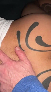 Van buangan air mani gangbang bertatu Cholo berkumpulan dengan kote hitam besar seks mentah