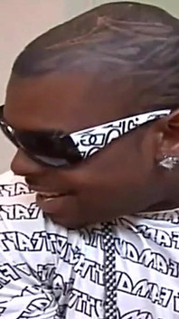 Černá děvka s barevnými vlasy zezadu ošukaná ve trojce velkým černým ptákem