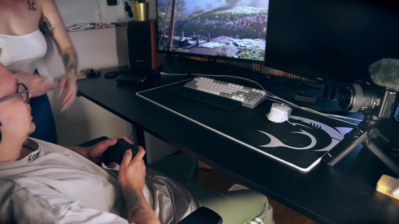 Toma Mur: Stepmom Seduces Stepson Under Desk for Facial While He Games