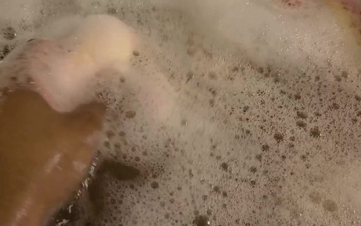 Josie4yourpleasure: Splish splash heta mamma tar ett bad