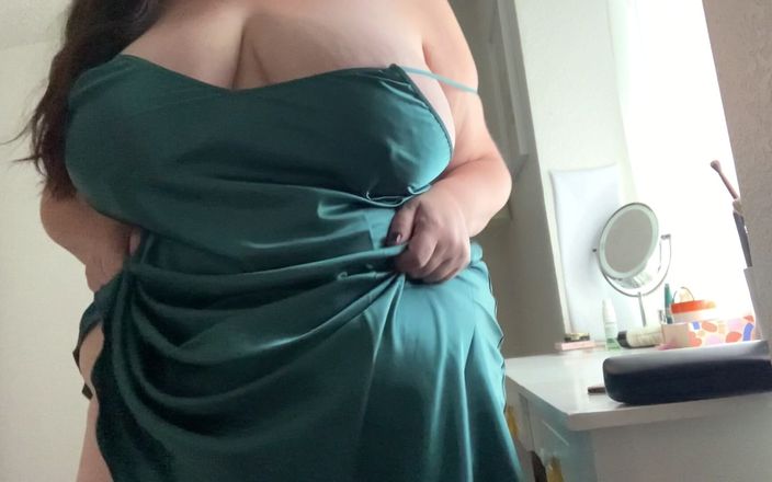 cutejayne: Hot BBW MILF Shows off Sexy Curves in Silky Nightgown
