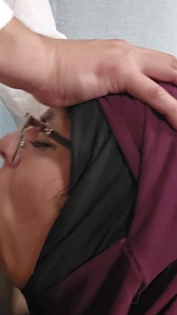 Hijabi acoperită dur și adânc în gât cu Mia Niqab