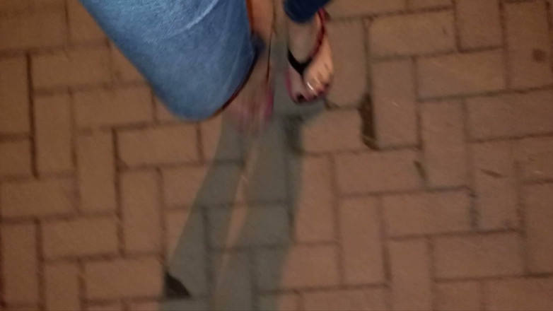 Heelex: Un travesti en tongs très sexy se promène dans la...