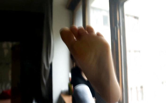Czech Soles - foot fetish content: リンのセクシーな足の裏がガラスに押し付けられる