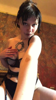 Uma morena ousada bdsm brinca com seus peitos quentemente e mostra sua buceta de perto