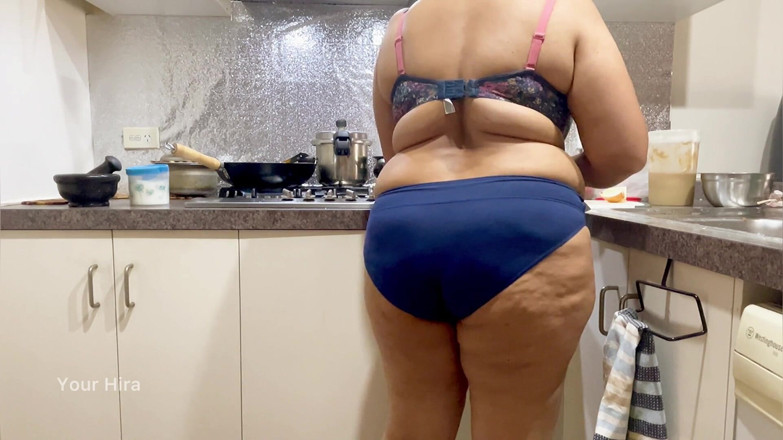 your Hira: Istri India yang cantik menggoda dengan pakaian dalam saat memasak