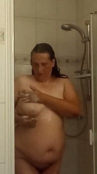 Mujer madura con pechos pequeños y trasero grande en la ducha