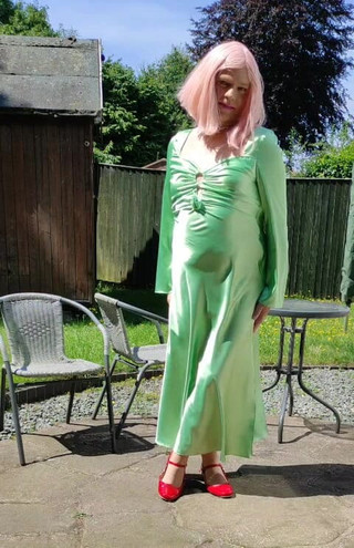 Nottstvslut: Sissy trans en sexy vestido de satén verde