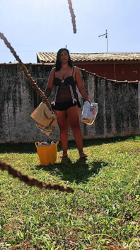 Děvka manželka pověšená bez kalhotek a cuckold ji tam šukal
