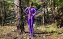 Shiny teens: Glanzende paarse Leohex panty en turnpakje in een bergbos