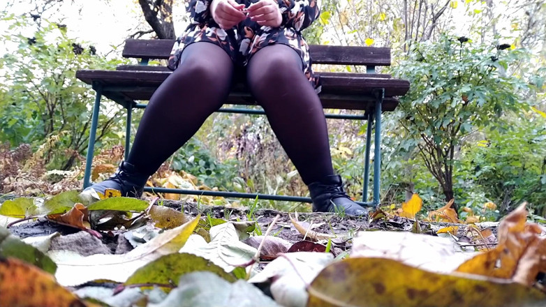 Elena: Tabuizované video s křivkami.
