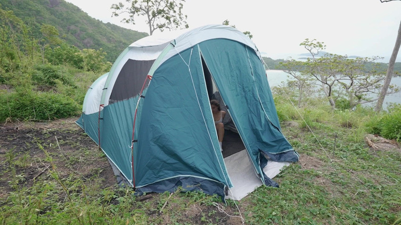 Kriss Kiss: 夫の留守中にテントで見知らぬ人のデカチンで楽しんだ