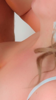 Kurvig fru gör avsugning till mannen som ursäkt.