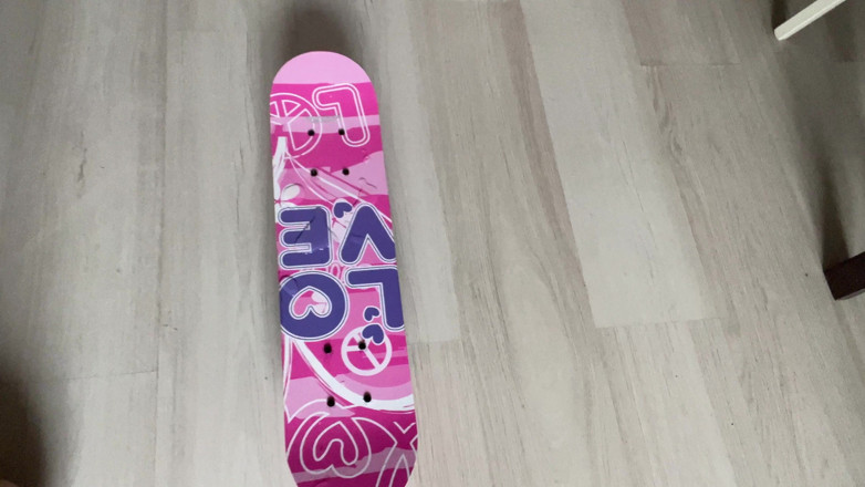 Misty Phoenix: Pinkeln auf mein Skateboard und zeigen sie die pfütze aus...