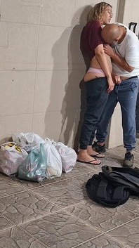 Gli studenti universitari saltano la lezione e fanno sesso dietro l'edificio in segreto