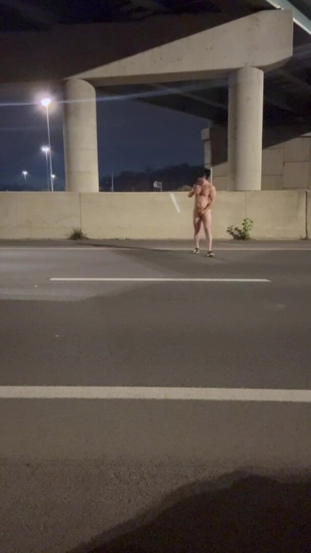 barenakedboy: Highway Bridge Exposure: Asiatisches Muscle Brocken biegt sich nackt, baumelt...