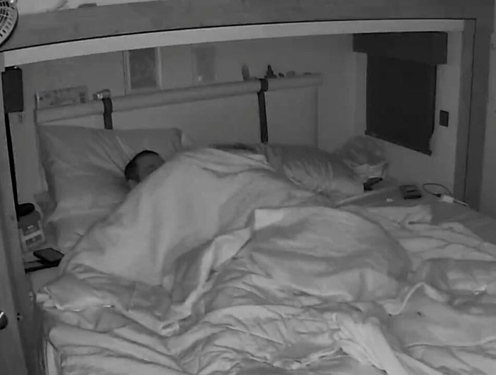 KittieNoOne: Soția excitată este futută cu degetul și futută