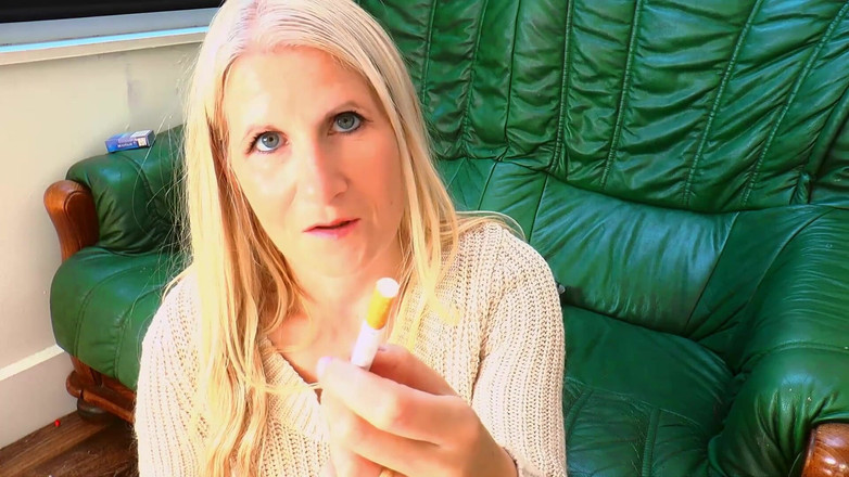 Britishmilf: Mama vitregă te învață să fumezi ca un bărbat