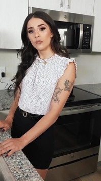 Sofie Reyez realtor coquetea y chupa una polla enorme - adoración de culo y final facial