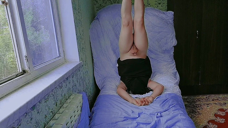 Kitty_Cross: Roztomilá Femboy Twirling vlasy, když ležela na posteli