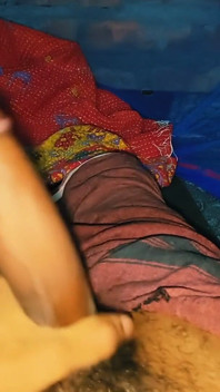 Sexo mientras está acostada en la cama por la noche