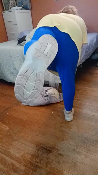 BBW nurse Vicki adventures with friends: Śmierdzące buty tenisowe Pewwwee