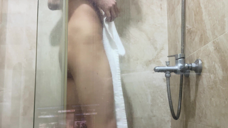 hueikun: Chlapec si umývá penis a masturbuje a stříká v koupelně