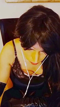 Shemale se excită uitându-se la pornografie