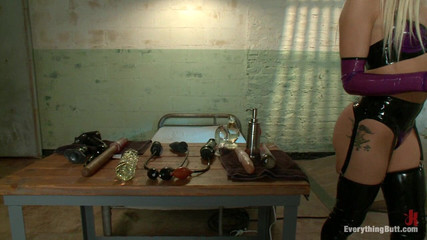 Everything Butt by Kink: La sessione di squirting dp del bocciolo di rosa