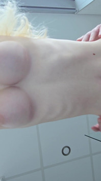Mi sego usando le mutandine della sorellastra, poi la scopo tra la doccia - sborrata dentro figa