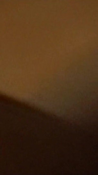 Ladyboy Latin seksi dikongkek dubur keras dalam kabin hutan