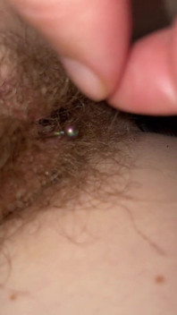 Um Paraíso De Cabelo Como Um Único Pub É Pego Em Torno Do Meu Piercing No Clitóris