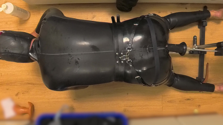 Chastitybeltboy: Lateks Chastity Cage Sissy na Sex Machine Pillory i Double...