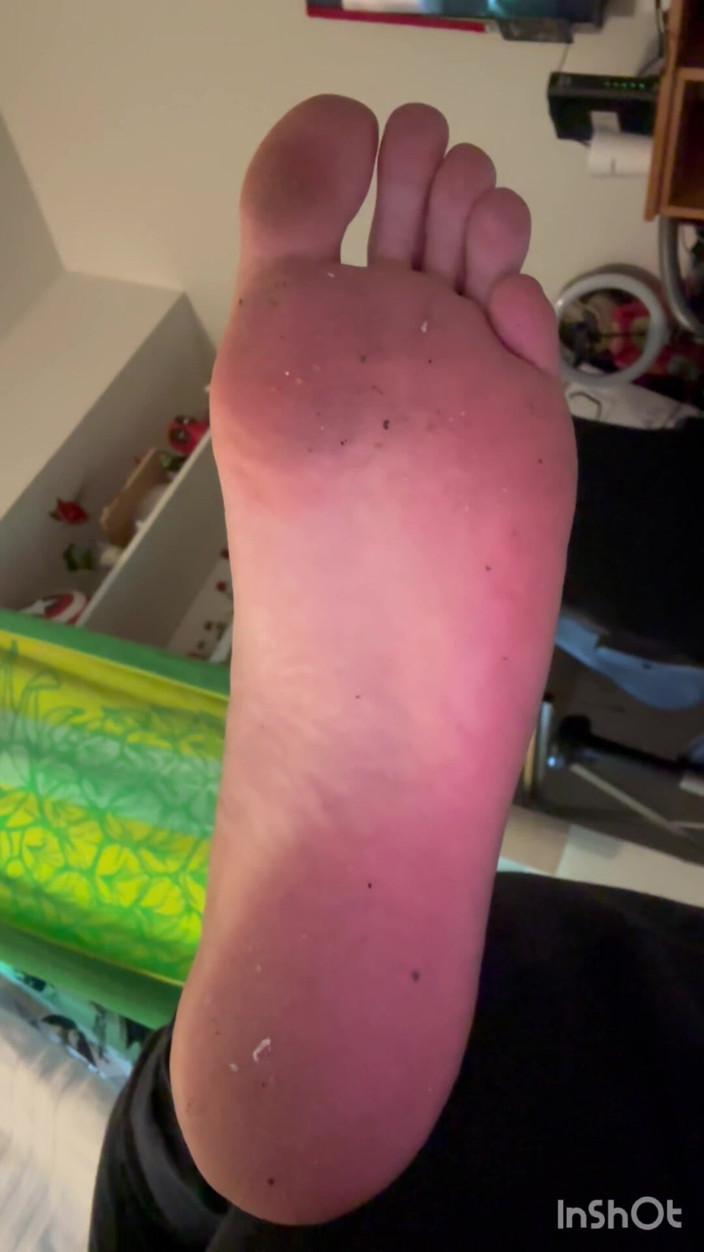 Boy feet: Unbeschnittener schwanz und käse und weiche jungenfüße