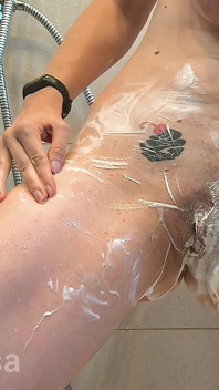 Du poilu au lisse - expérience complète de la douche et du rasage