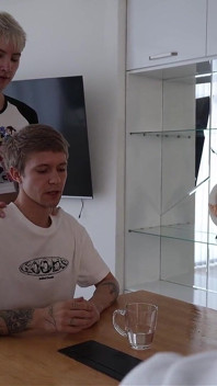 Čaj s přáteli: svádění a tvrdost nevlastního syna od táty