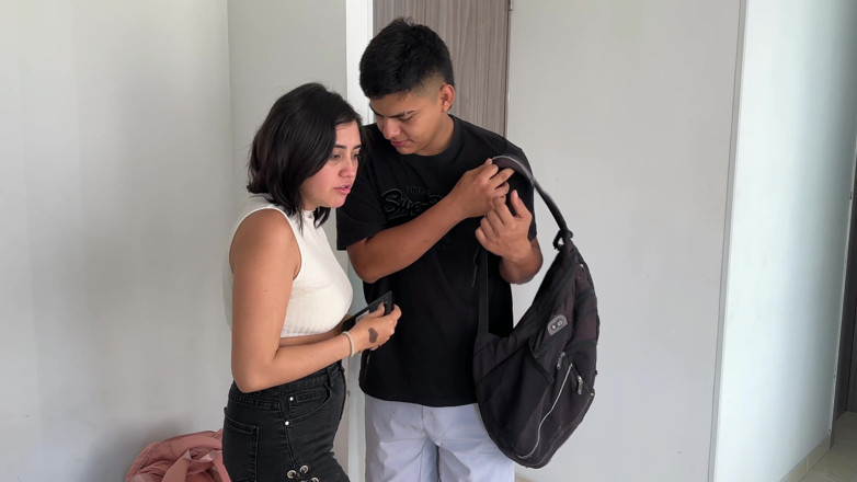 ManuelaAlvarez: Saya Berbagi Kamar Hotel Dengan Sahabat Latina Saya Dan Saya...