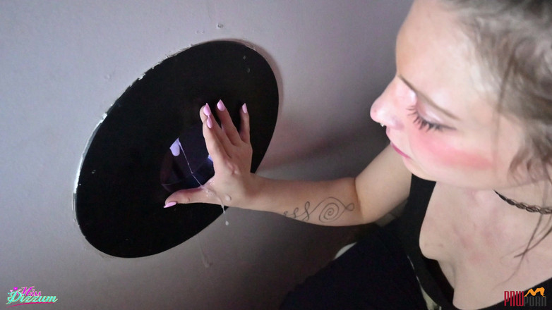 PNW Porn: Ragazza succhia il preservativo da uno sconosciuto al gloryhole