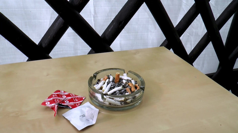 German Porn: Dövmeli Ateşli Kız Gırtlağına Kadar Alıyor Ve Kalın Yarağa Sert...