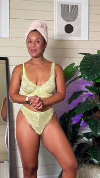Transparente dessous anprobieren für schwarze MILF