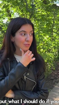 Pisada Louca em um parque público cheio de gente - Pisca de Saia Pública