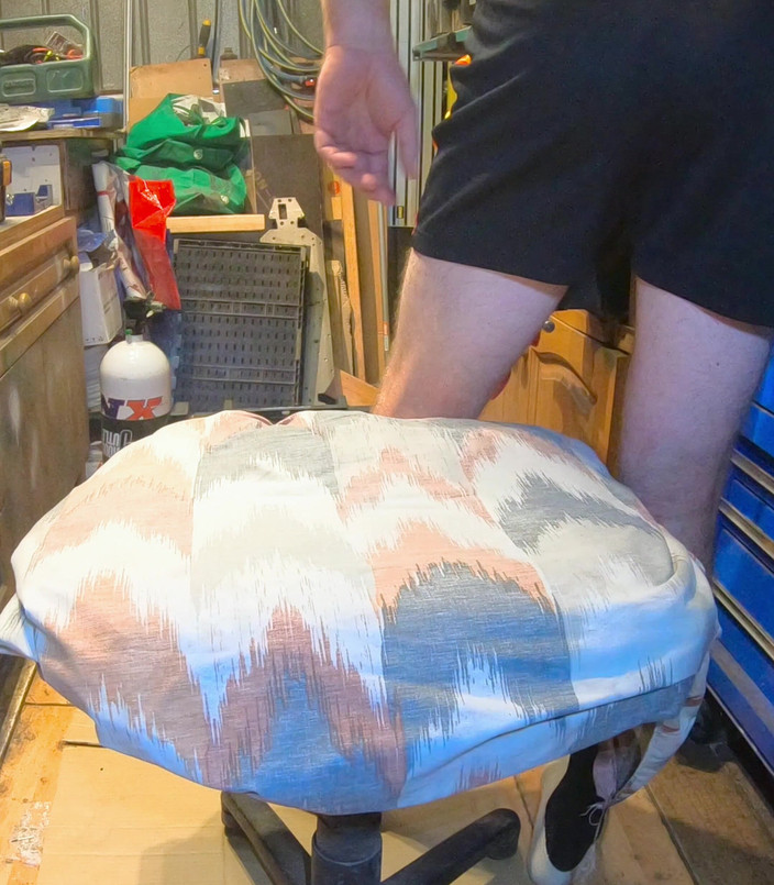 Dildo Kenny: Pantat manis meluncur ke bawah beberapa mainan besar