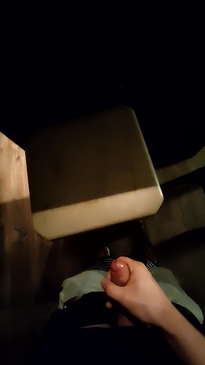 LcDream: Malý penis vyvrcholí na barové stoličce v kondomu