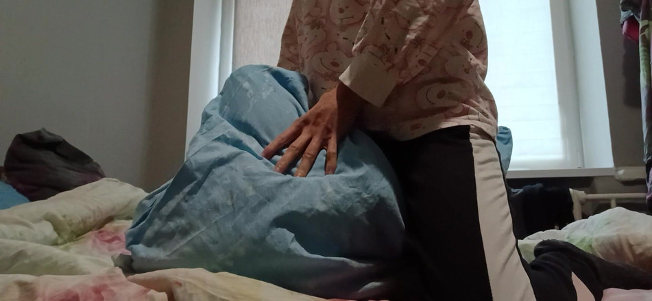 Lesbian-illusion: Gadis super kurus lagi asik ngusap memeknya di atas bantal...