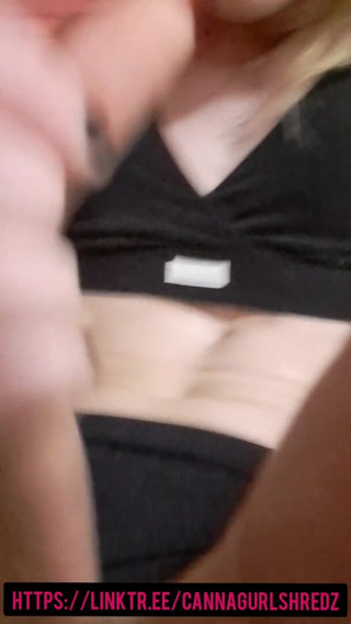 Cannagurlshredz: Seksowna maminsynek sama ssie jej spust kij!