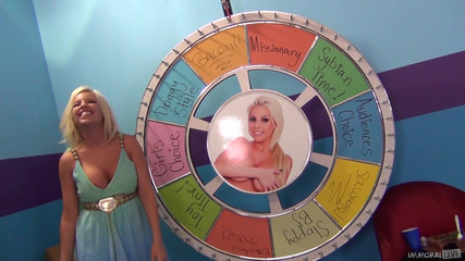 Immoral Live: Sexy Britney Amber ritorna su Immoral Live per ottenere l'Esibizionista...