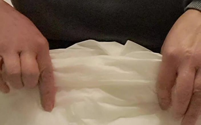 Mommy big hairy pussy: Moglie usando a pisciare