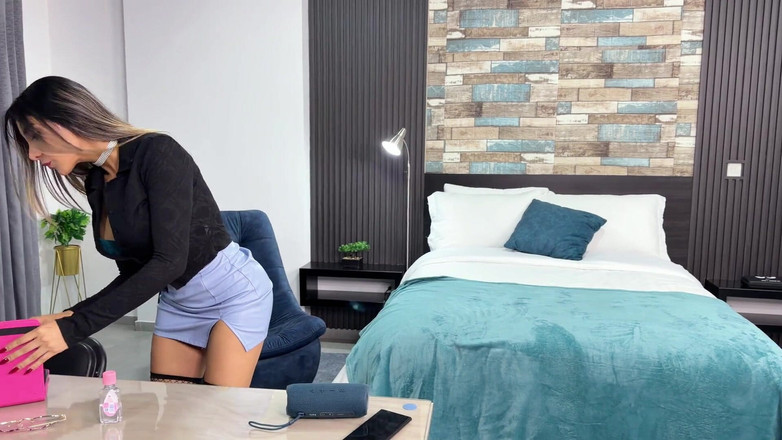 Winter_steph: Mi-am surprins mama vitregă cu pula!! Aproape că m-a prins...