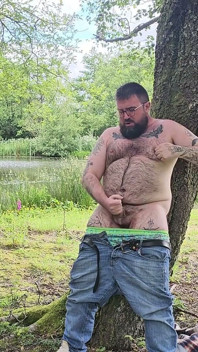 Stříká medvěd v lese?