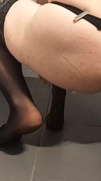 La sissy cavalca un dildo fino a quando non spalanca